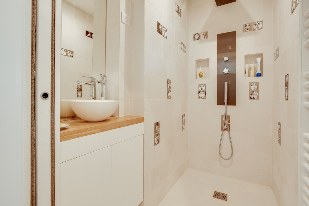 На фото: ванная комната в скандинавском стиле с плоскими фасадами, белыми фасадами, душем в нише, бежевой плиткой, разноцветной плиткой, душевой кабиной, настольной раковиной, столешницей из дерева, нишей, тумбой под одну раковину и встроенной тумбой