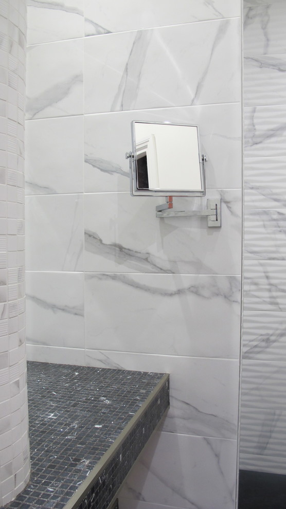 Ispirazione per una piccola stanza da bagno padronale contemporanea con doccia a filo pavimento, piastrelle grigie, piastrelle a mosaico, pareti grigie, pavimento con piastrelle in ceramica, lavabo rettangolare e top piastrellato