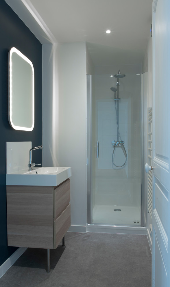 Réalisation d'une petite salle de bain design avec un carrelage blanc, des carreaux de céramique, un mur bleu, un sol en vinyl, un plan vasque, un plan de toilette en surface solide, un sol gris, une cabine de douche à porte battante et un plan de toilette blanc.