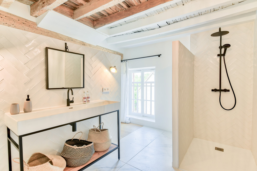 Inspiration pour une douche en alcôve rustique avec un carrelage blanc, un mur blanc, une grande vasque, aucune cabine, un plan de toilette blanc, meuble simple vasque, meuble-lavabo sur pied et poutres apparentes.