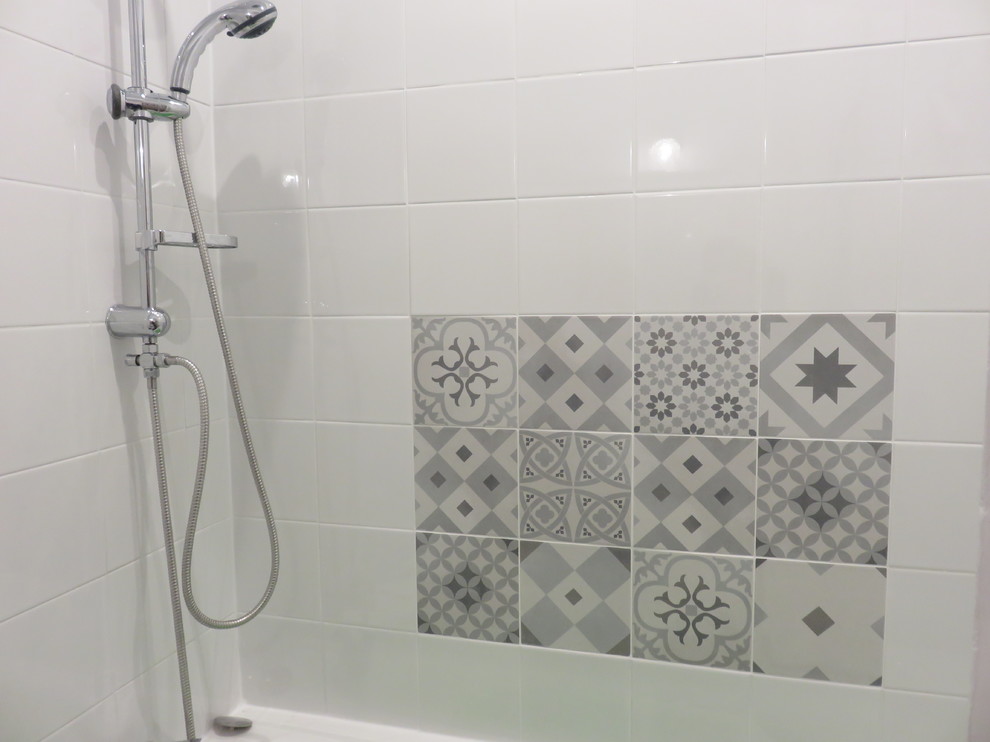 Inspiration pour une salle de bain design de taille moyenne pour enfant avec une baignoire posée, un espace douche bain, un carrelage gris, des carreaux de céramique et un mur blanc.