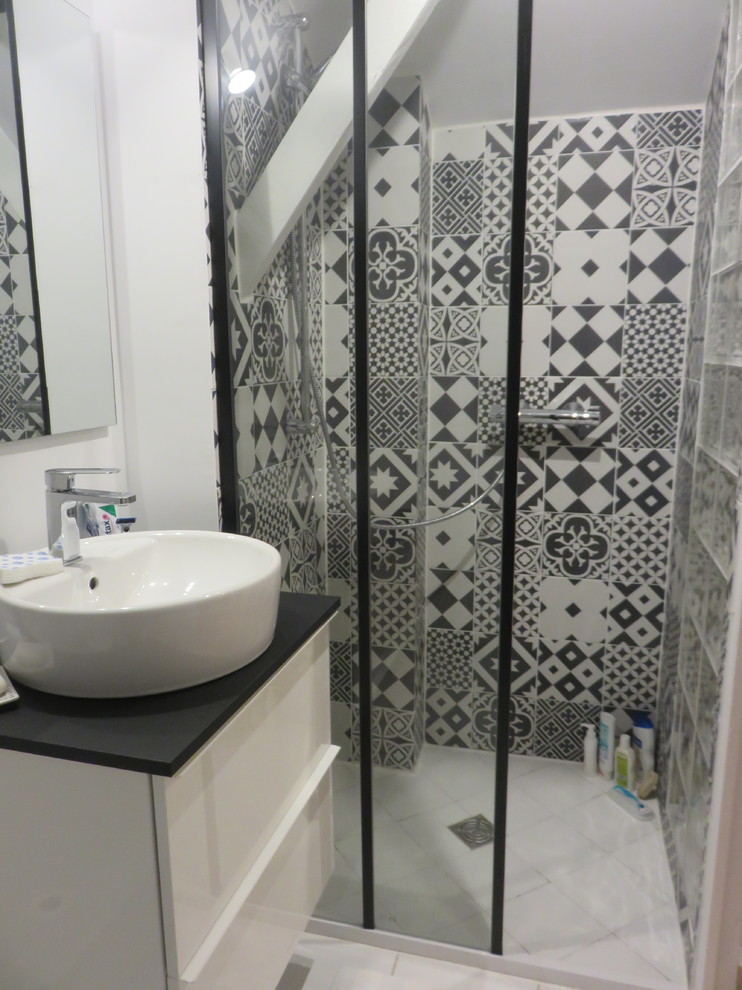 Exempel på ett mellanstort industriellt svart svart badrum med dusch, med en kantlös dusch, svart och vit kakel, keramikplattor, vita väggar, klinkergolv i keramik, ett väggmonterat handfat, laminatbänkskiva, vitt golv och dusch med skjutdörr