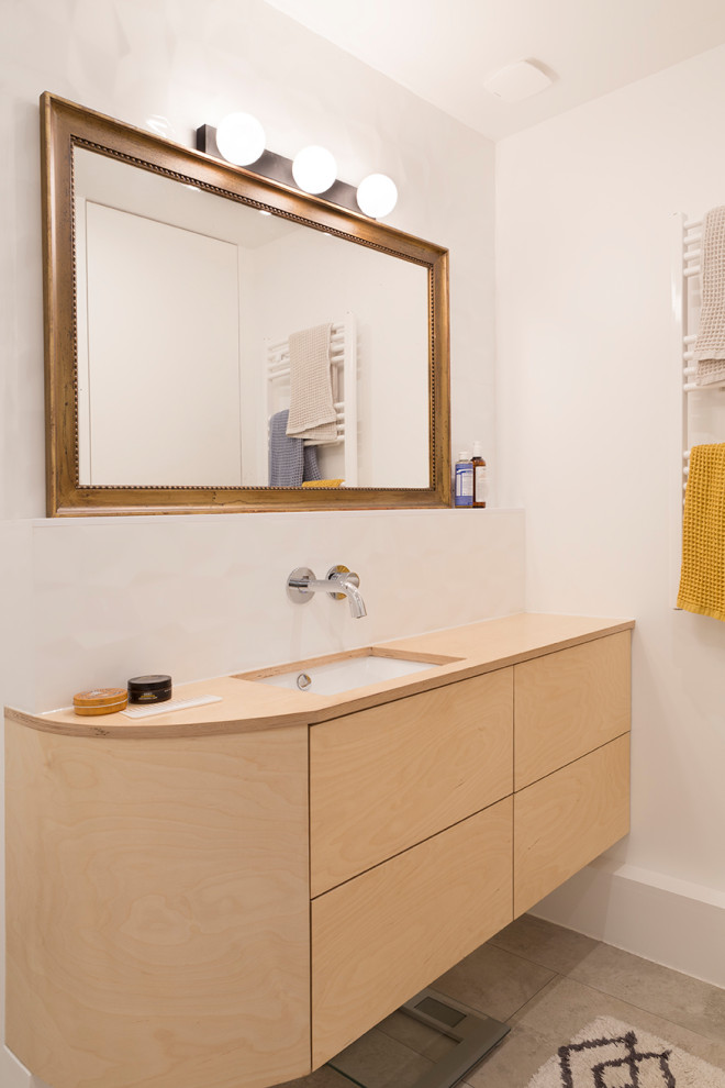Réalisation d'une petite salle de bain principale design avec un placard à porte affleurante, des portes de placard blanches, une baignoire encastrée, un carrelage blanc, des carreaux de céramique, un plan de toilette en bois et un plan de toilette beige.