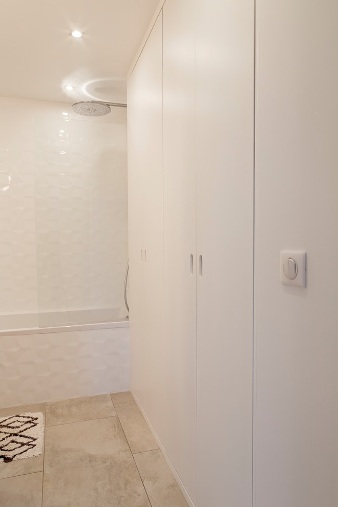 Diseño de cuarto de baño principal contemporáneo pequeño con armarios con rebordes decorativos, puertas de armario blancas, bañera encastrada sin remate, baldosas y/o azulejos blancos, baldosas y/o azulejos de cerámica, encimera de madera y encimeras beige