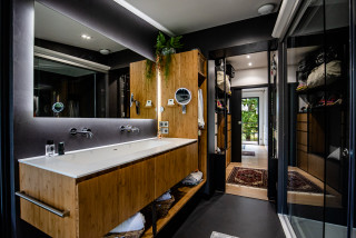 Intérieur d'une salle de bains moderne équipée d'un lavabo double