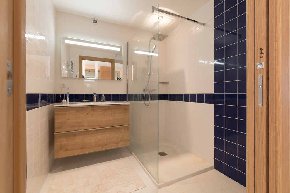 Inspiration for a large rural shower room bathroom in Marseille with glass-front cabinets, light wood cabinets, a built-in shower, blue tiles, ceramic tiles, white walls, ceramic flooring, a console sink and solid surface worktops.