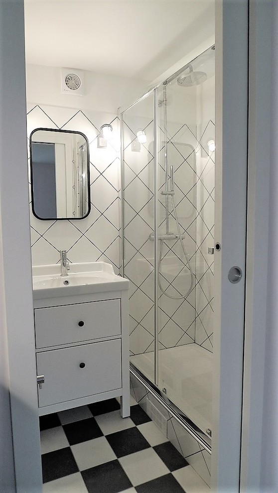 Inspiration för ett litet vintage vit vitt badrum med dusch, med vit kakel, porslinskakel, vita väggar, klinkergolv i keramik, ett konsol handfat, dusch med skjutdörr, vita skåp, en dubbeldusch och svart golv