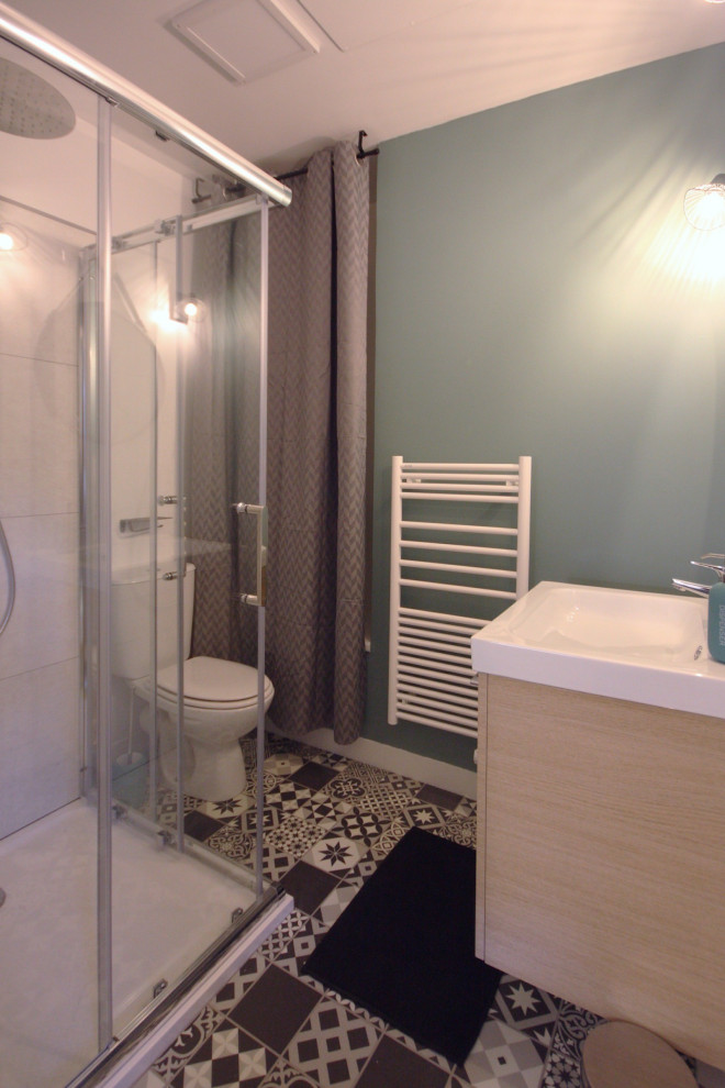 Пример оригинального дизайна: маленькая ванная комната в скандинавском стиле для на участке и в саду