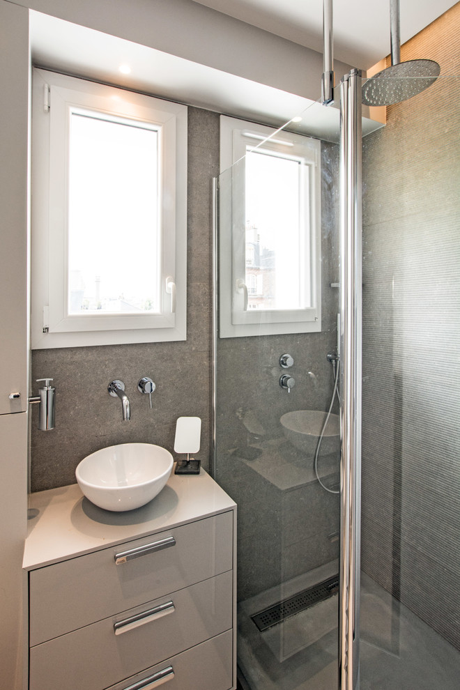 Idéer för ett litet modernt grå badrum med dusch, med släta luckor, grå skåp, grå kakel, grå väggar och ett fristående handfat