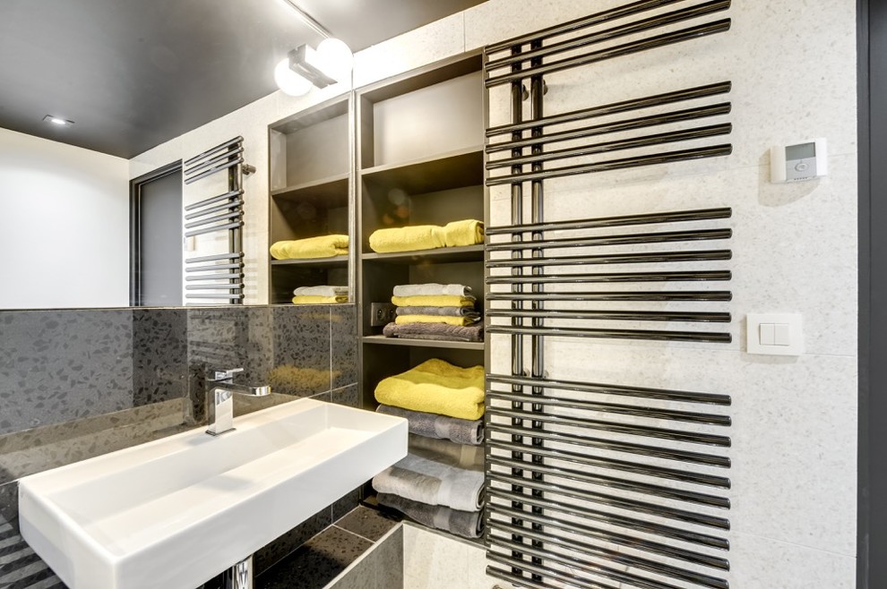 Foto di una piccola stanza da bagno padronale minimal con doccia alcova, WC sospeso, piastrelle nere, pareti nere, pavimento in cementine, lavabo sospeso, pavimento nero e top bianco