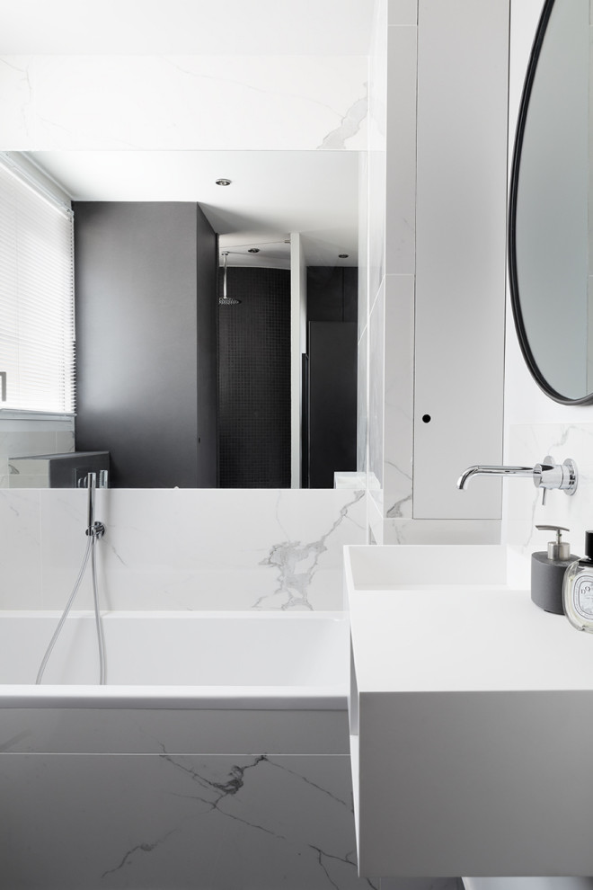 Пример оригинального дизайна: маленькая главная ванная комната в скандинавском стиле с фасадами с декоративным кантом, черными фасадами, инсталляцией, черно-белой плиткой, столешницей из кварцита, черным полом и шторкой для ванной для на участке и в саду