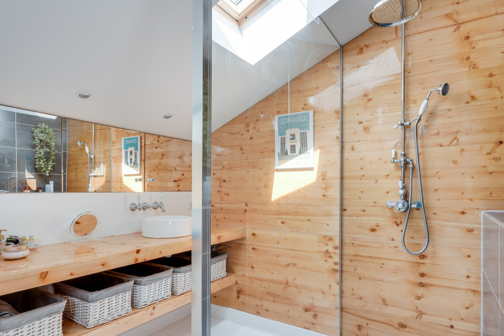 Exempel på ett mellanstort maritimt beige beige badrum med dusch, med öppna hyllor, en kantlös dusch, beige kakel, vita väggar, målat trägolv, ett fristående handfat, träbänkskiva, vitt golv, med dusch som är öppen och skåp i ljust trä