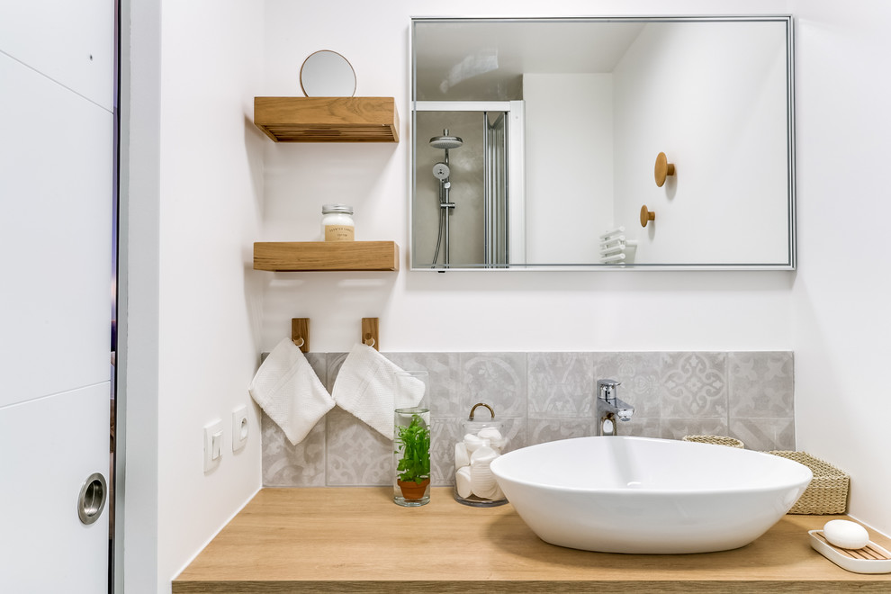 Idéer för att renovera ett litet funkis badrum, med beige väggar och ljust trägolv