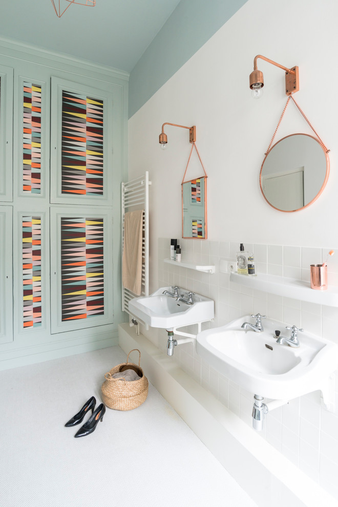 Réalisation d'une salle de bain nordique de taille moyenne avec un lavabo suspendu, un placard avec porte à panneau encastré, un carrelage blanc, un mur multicolore et des portes de placards vertess.