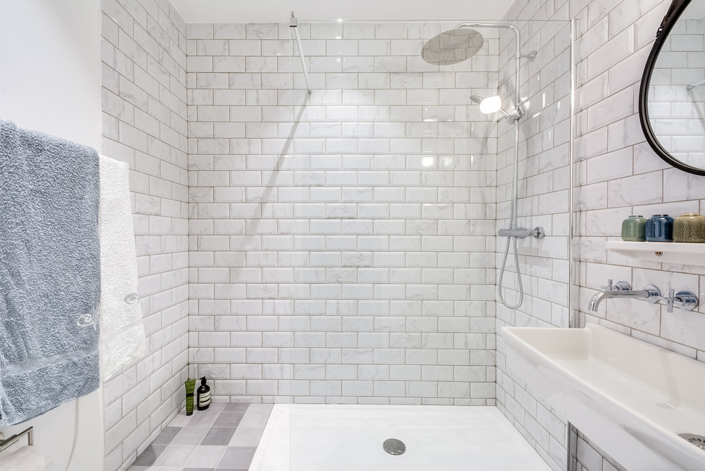 Foto de cuarto de baño bohemio grande con ducha a ras de suelo, baldosas y/o azulejos blancos, baldosas y/o azulejos de mármol, paredes blancas, suelo de cemento, aseo y ducha, lavabo suspendido y suelo gris