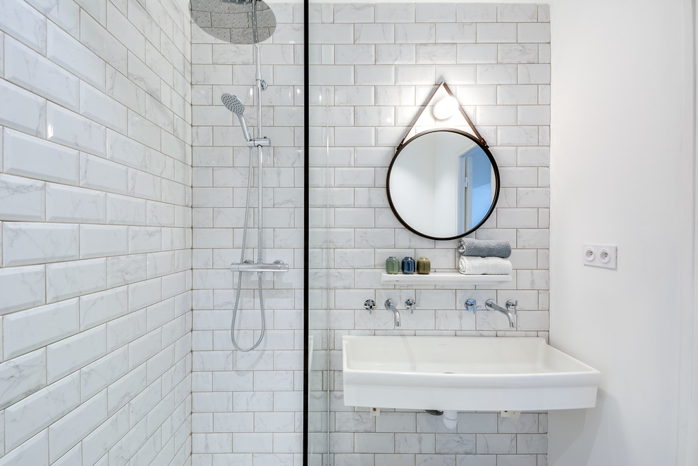Großes Stilmix Duschbad mit bodengleicher Dusche, weißen Fliesen, Marmorfliesen, weißer Wandfarbe, Betonboden, Wandwaschbecken und grauem Boden in Paris