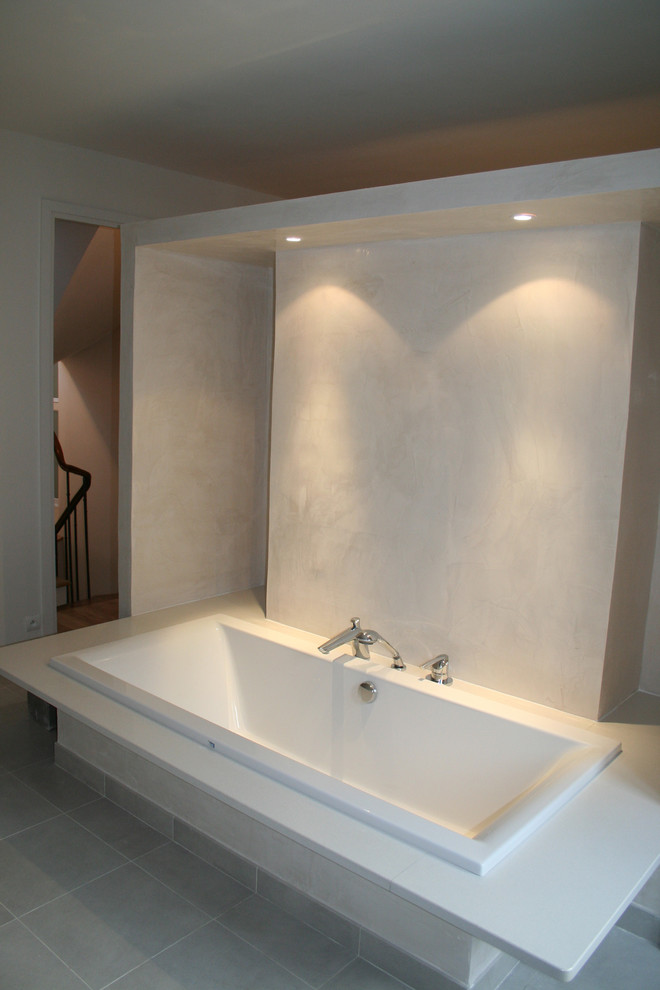 На фото: большая ванная комната в современном стиле с