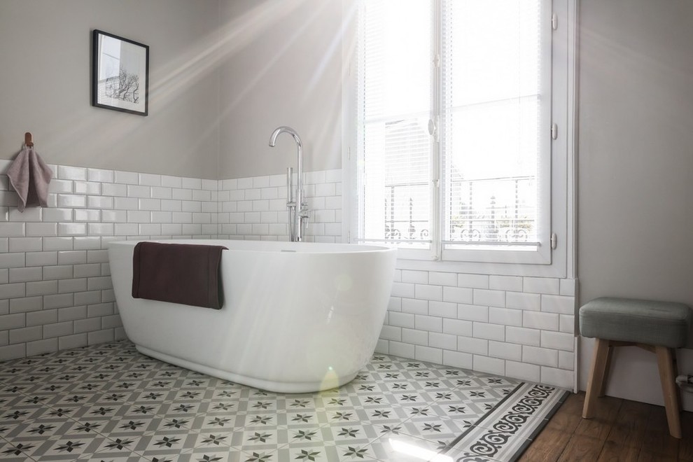 Стильный дизайн: главная ванная комната среднего размера в современном стиле с накладной ванной, белой плиткой, плиткой кабанчик, серыми стенами, полом из цементной плитки и серым полом - последний тренд