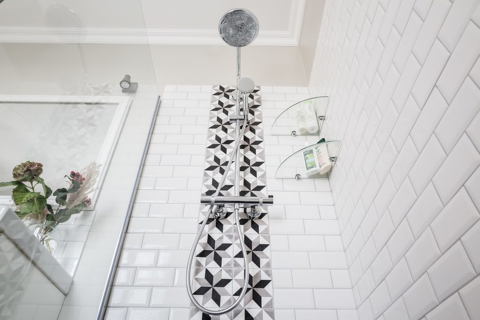 Inredning av ett modernt mellanstort en-suite badrum, med släta luckor, vita skåp, ett platsbyggt badkar, en kantlös dusch, vit kakel, tunnelbanekakel, grå väggar, cementgolv, ett avlångt handfat, bänkskiva i akrylsten, grått golv och med dusch som är öppen