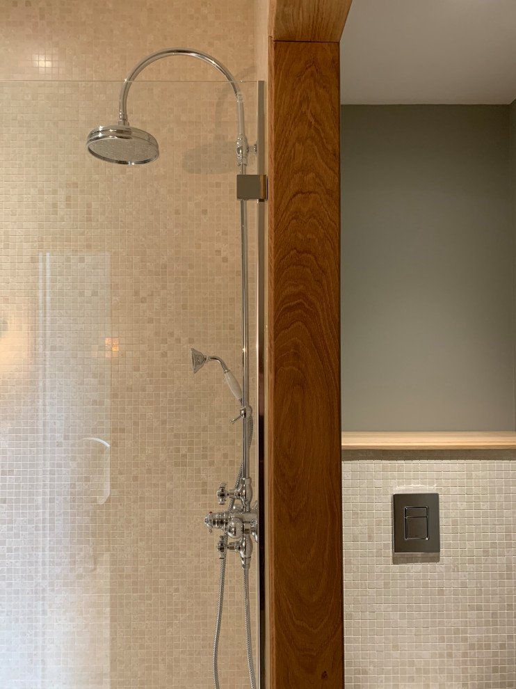 Idéer för att renovera ett mellanstort vintage beige beige en-suite badrum, med luckor med infälld panel, bruna skåp, en öppen dusch, en vägghängd toalettstol, beige kakel, stenhäll, gröna väggar, ljust trägolv, ett undermonterad handfat, brunt golv och med dusch som är öppen