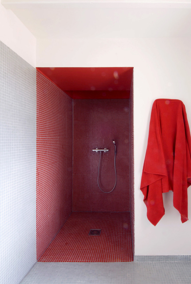 На фото: большая ванная комната в стиле кантри с душем в нише, красной плиткой, белыми стенами, полом из мозаичной плитки и душевой кабиной