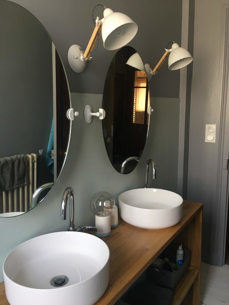 Foto di una piccola stanza da bagno per bambini minimalista con vasca/doccia, pavimento in legno verniciato, lavabo da incasso, pavimento bianco e doccia aperta