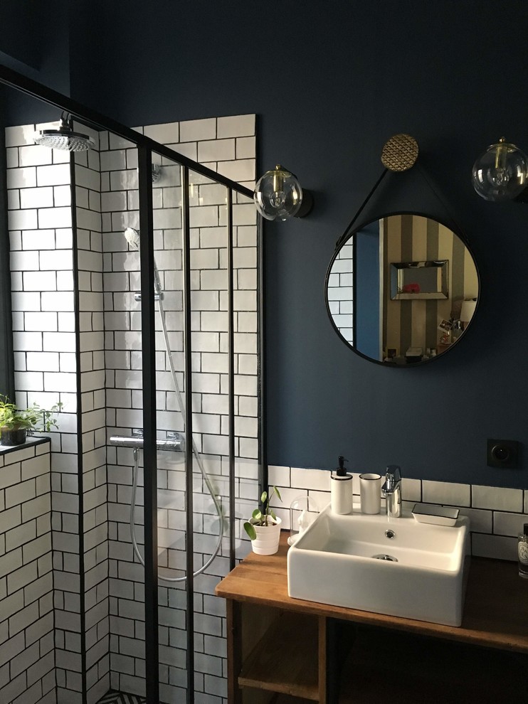 Immagine di una piccola stanza da bagno per bambini industriale con vasca/doccia, pavimento in legno verniciato, lavabo da incasso, pavimento bianco e doccia aperta