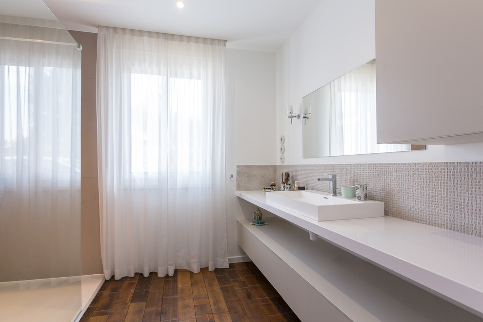 Inspiration för ett mellanstort funkis en-suite badrum, med släta luckor, beige skåp, en kantlös dusch, beige kakel, keramikplattor, vita väggar, bambugolv, ett nedsänkt handfat och bänkskiva i kvarts