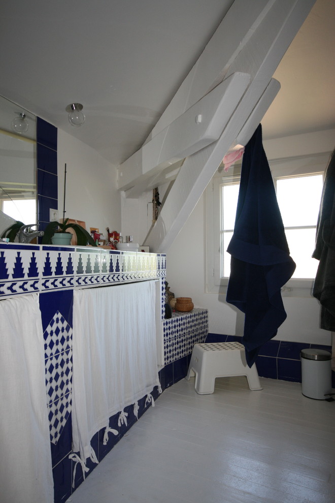 Immagine di una stanza da bagno padronale stile marino con pareti bianche, piastrelle blu, piastrelle in ceramica, parquet chiaro, top piastrellato, pavimento bianco e top blu