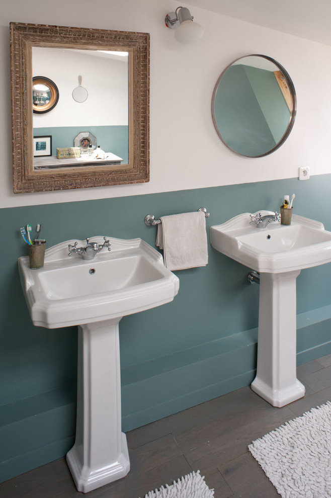 Immagine di una stanza da bagno padronale industriale di medie dimensioni con pareti blu, pavimento in legno massello medio, lavabo rettangolare, pavimento marrone e porta doccia a battente