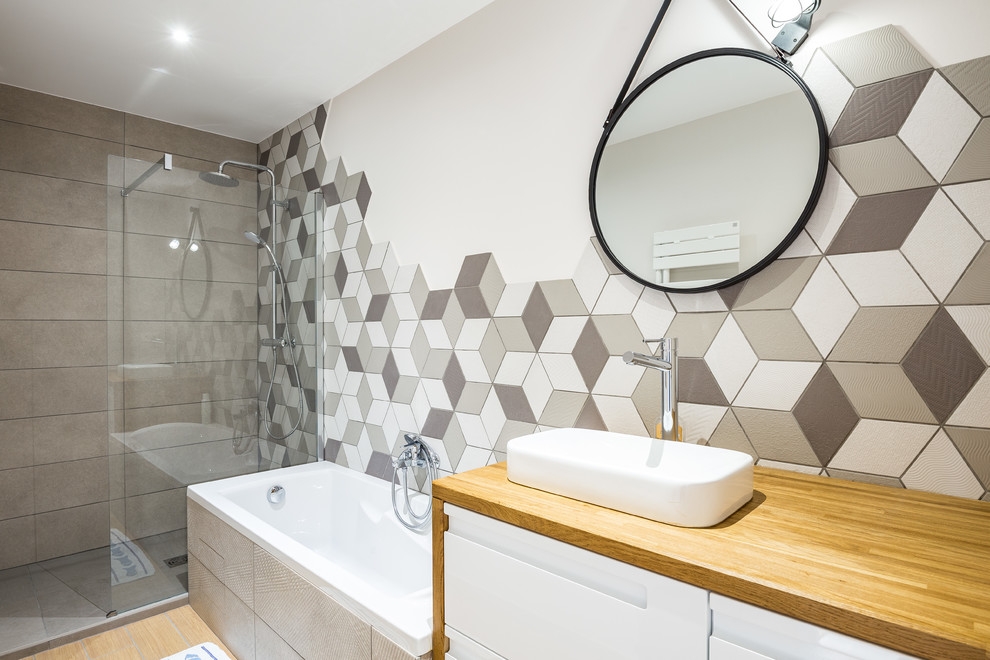 Стильный дизайн: главная ванная комната в современном стиле с плоскими фасадами, белыми фасадами, накладной ванной, душем в нише, белыми стенами, настольной раковиной, столешницей из дерева, коричневым полом и коричневой столешницей - последний тренд