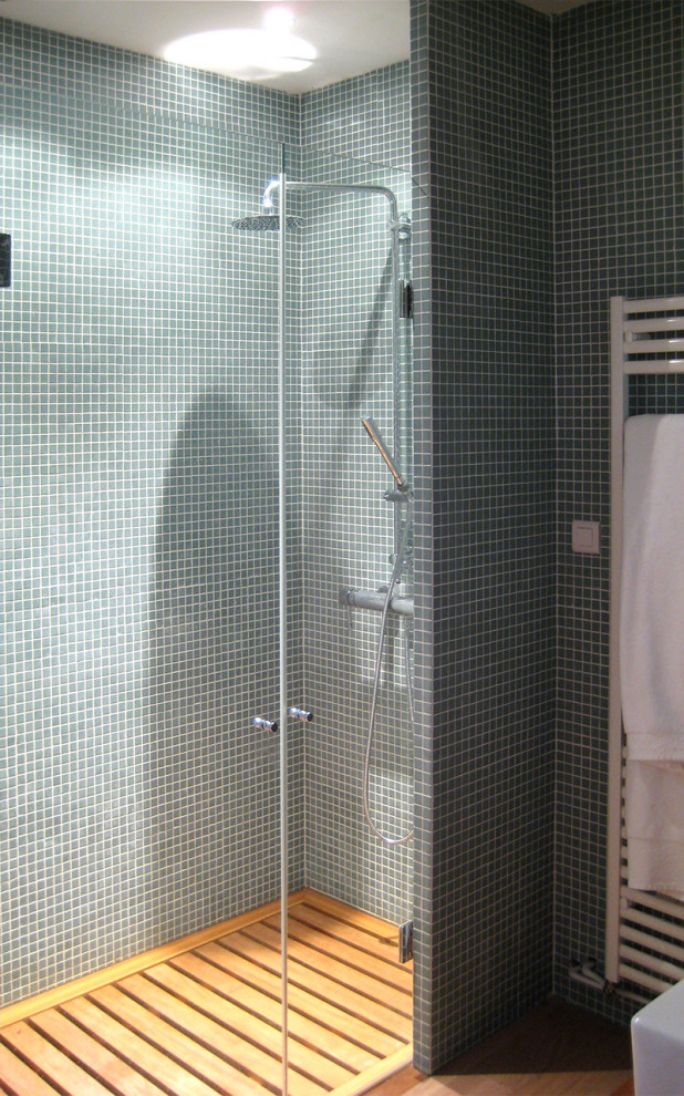 Inspiration pour une salle de bain principale design avec une douche à l'italienne, un carrelage vert, des carreaux de céramique et une cabine de douche à porte battante.