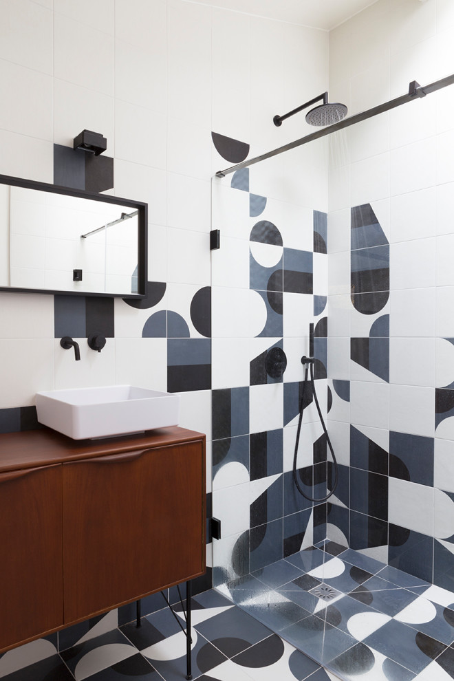 Großes Modernes Badezimmer En Suite mit bodengleicher Dusche, farbigen Fliesen, Keramikfliesen, Einbauwaschbecken und offener Dusche in Paris