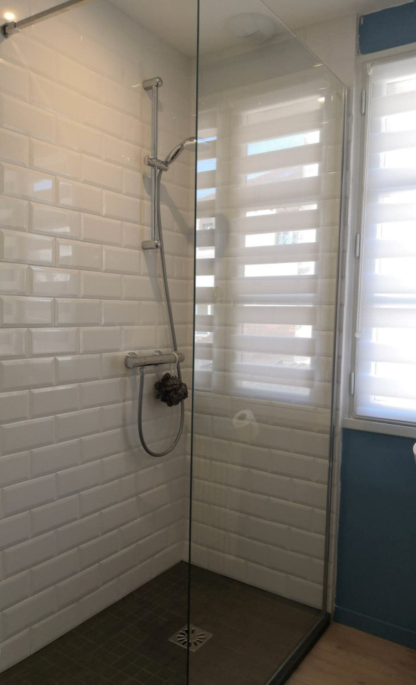 Foto de cuarto de baño único contemporáneo pequeño con ducha a ras de suelo, baldosas y/o azulejos blancos, aseo y ducha y encimera de madera