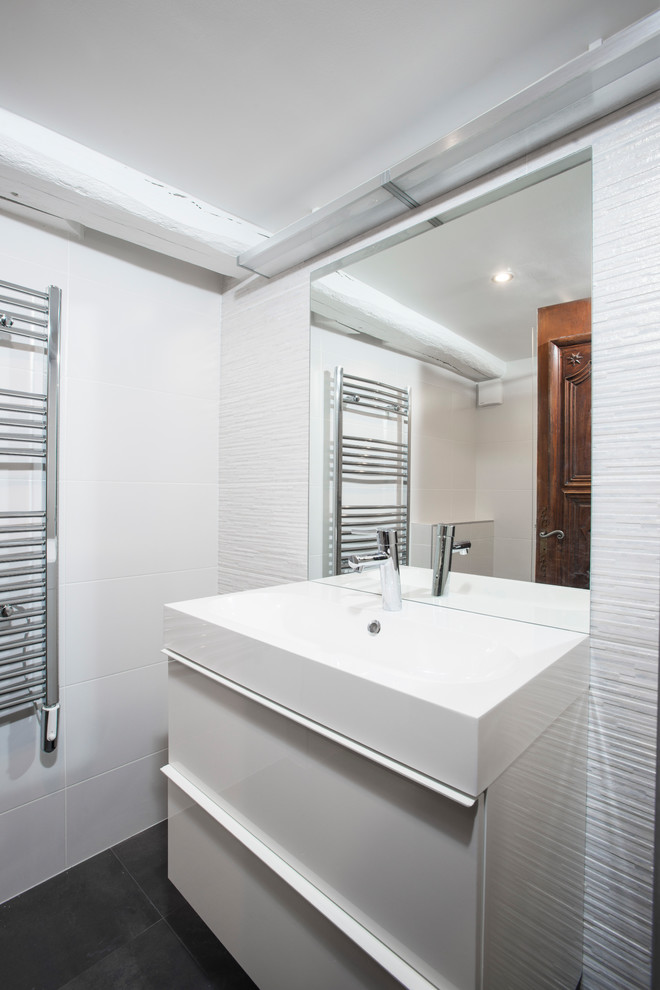 Aménagement d'une petite salle d'eau moderne avec une douche ouverte, un carrelage gris, des carreaux de céramique, un mur gris, un sol en carrelage de céramique, une grande vasque et un sol gris.