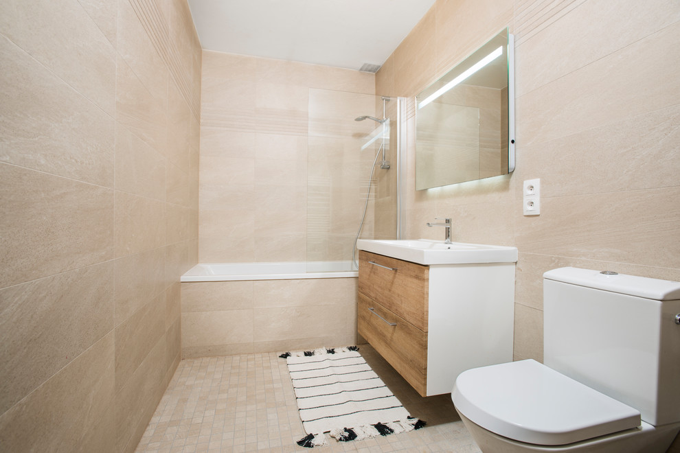Réalisation d'une salle de bain minimaliste en bois clair de taille moyenne pour enfant avec une baignoire encastrée, WC à poser, un carrelage beige, des carreaux de céramique, un sol en carrelage de céramique, une grande vasque et un sol beige.