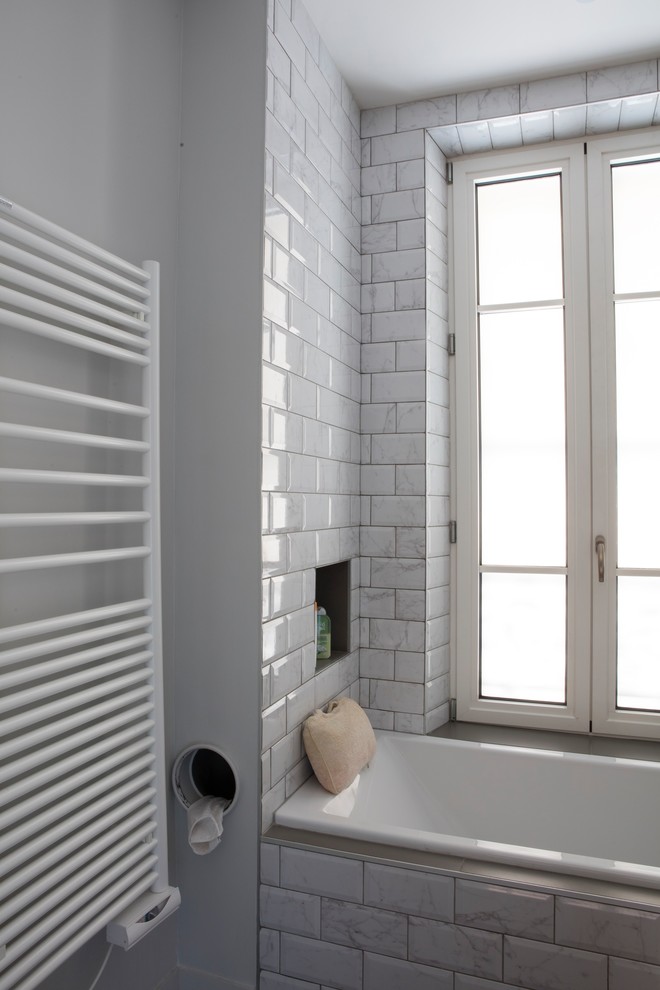 Idée de décoration pour une salle de bain bohème de taille moyenne pour enfant avec une baignoire posée, WC suspendus, un carrelage gris, du carrelage en marbre, un mur gris, carreaux de ciment au sol, un lavabo suspendu et un sol gris.