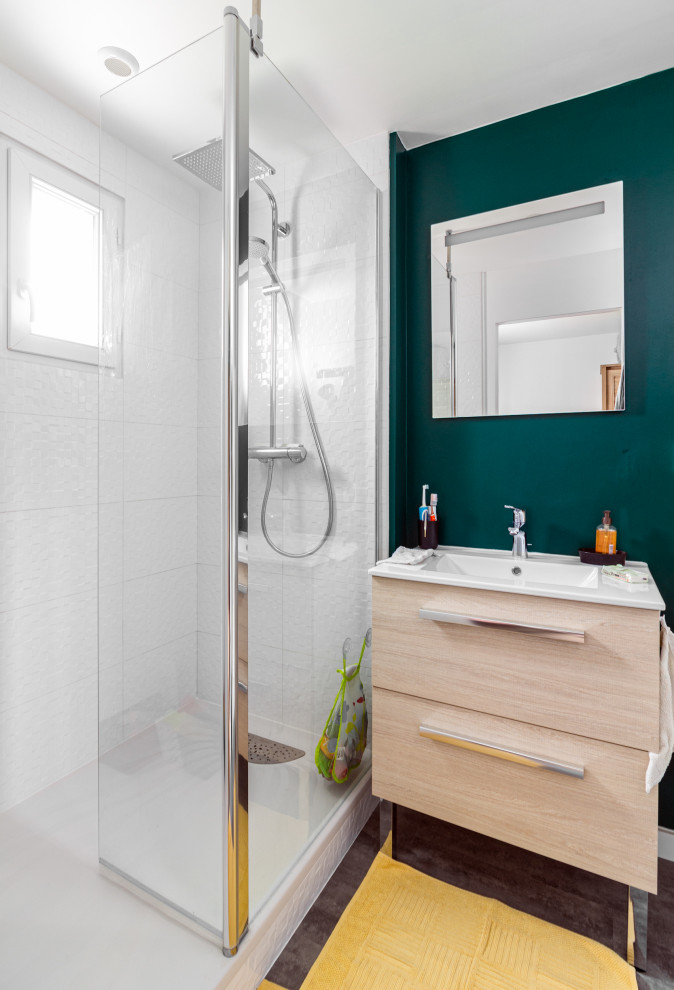 Foto de cuarto de baño único minimalista pequeño con puertas de armario beige, paredes azules, suelo vinílico, aseo y ducha y suelo gris