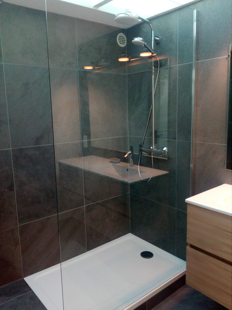 Idéer för ett litet modernt en-suite badrum, med skåp i ljust trä, en öppen dusch, en toalettstol med hel cisternkåpa, grå kakel, porslinskakel, grå väggar, klinkergolv i porslin, ett konsol handfat och grått golv