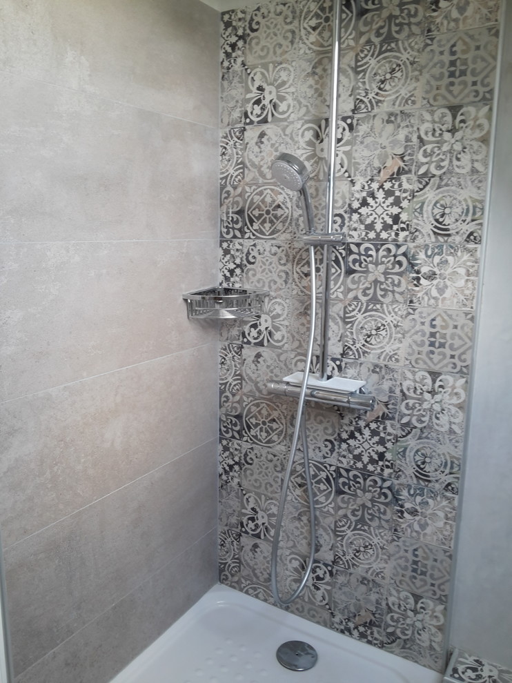 Exempel på ett litet 50 tals badrum med dusch, med skåp i slitet trä, en hörndusch, en vägghängd toalettstol, grå väggar, ljust trägolv, träbänkskiva och ett nedsänkt handfat