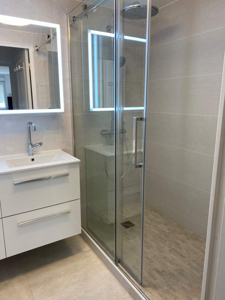 Modern inredning av ett litet vit vitt en-suite badrum, med släta luckor, beige skåp, en kantlös dusch, grå kakel, keramikplattor, grå väggar, klinkergolv i keramik, ett väggmonterat handfat, bänkskiva i kvarts och grått golv