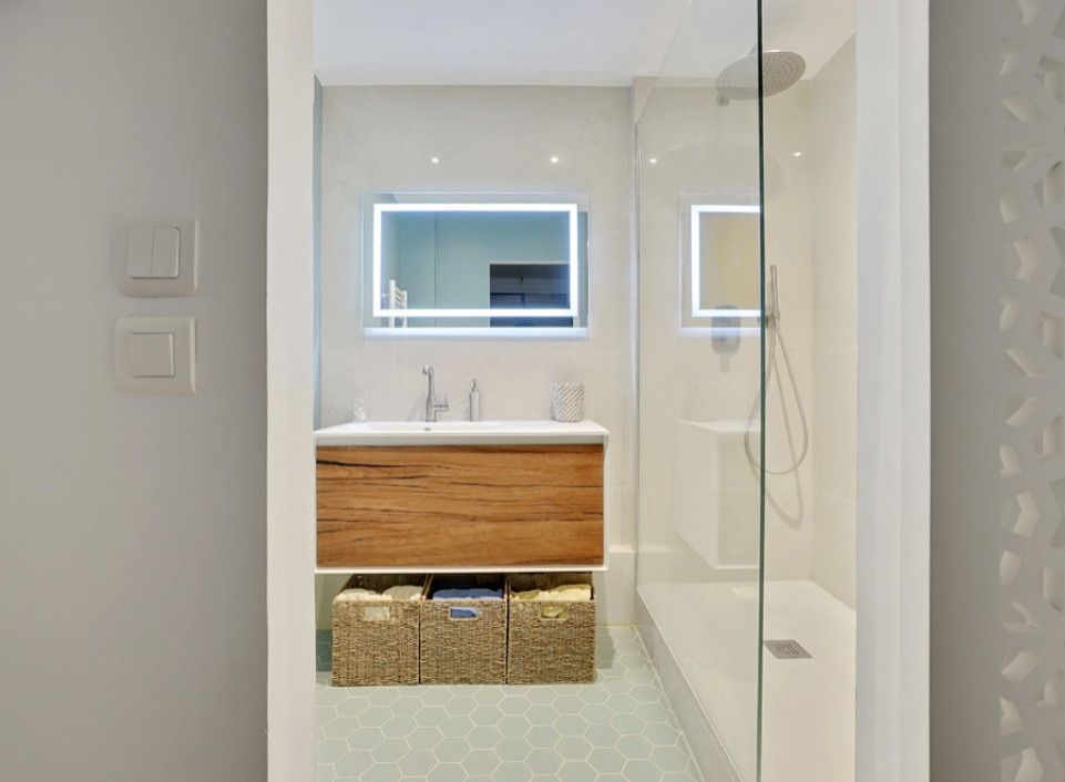 Inspiration pour une salle d'eau minimaliste en bois vieilli de taille moyenne avec un placard à porte affleurante, une douche à l'italienne, WC séparés, un carrelage beige, des carreaux de céramique, un mur beige, un sol en carrelage de céramique, un lavabo encastré, un plan de toilette en quartz, un sol bleu et un plan de toilette blanc.