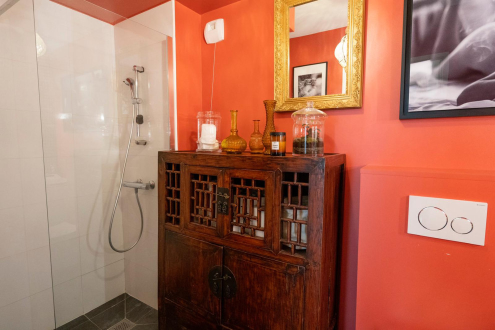 Идея дизайна: главная ванная комната среднего размера в современном стиле с душем без бортиков, инсталляцией, оранжевыми стенами, полом из цементной плитки, раковиной с пьедесталом, столешницей из дерева, серым полом, открытым душем и тумбой под одну раковину