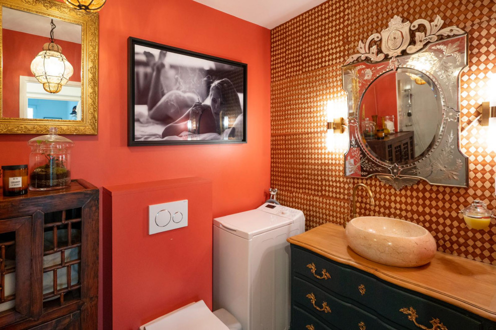 Cette image montre une salle de bain principale design de taille moyenne avec une douche à l'italienne, WC suspendus, un mur orange, carreaux de ciment au sol, un lavabo de ferme, un plan de toilette en bois, un sol gris, aucune cabine et meuble simple vasque.