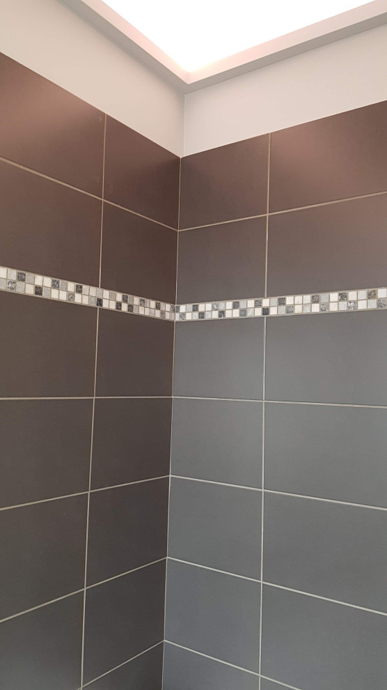Asiatisk inredning av ett litet badrum med dusch, med en jacuzzi, våtrum, grå kakel, mosaik, grå väggar, vinylgolv, ett fristående handfat, träbänkskiva och grått golv