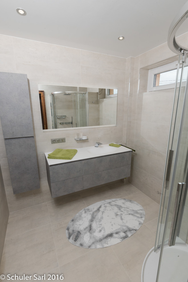 Aménagement d'une petite salle de bain principale moderne avec un placard à porte affleurante, une douche d'angle, un carrelage beige, des carreaux de céramique et un plan de toilette en surface solide.