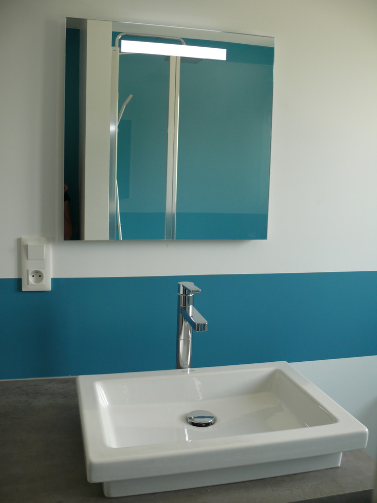 Inspiration för små moderna badrum, med en toalettstol med separat cisternkåpa, blå väggar, linoleumgolv, ett nedsänkt handfat och laminatbänkskiva