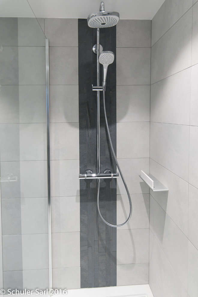 Immagine di una stanza da bagno padronale contemporanea di medie dimensioni con doccia aperta, WC sospeso e piastrelle in ceramica