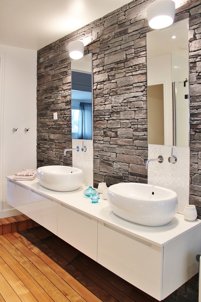 Modelo de cuarto de baño contemporáneo extra grande con encimera de acrílico, baldosas y/o azulejos grises, baldosas y/o azulejos de piedra, paredes blancas, suelo de madera en tonos medios y lavabo sobreencimera