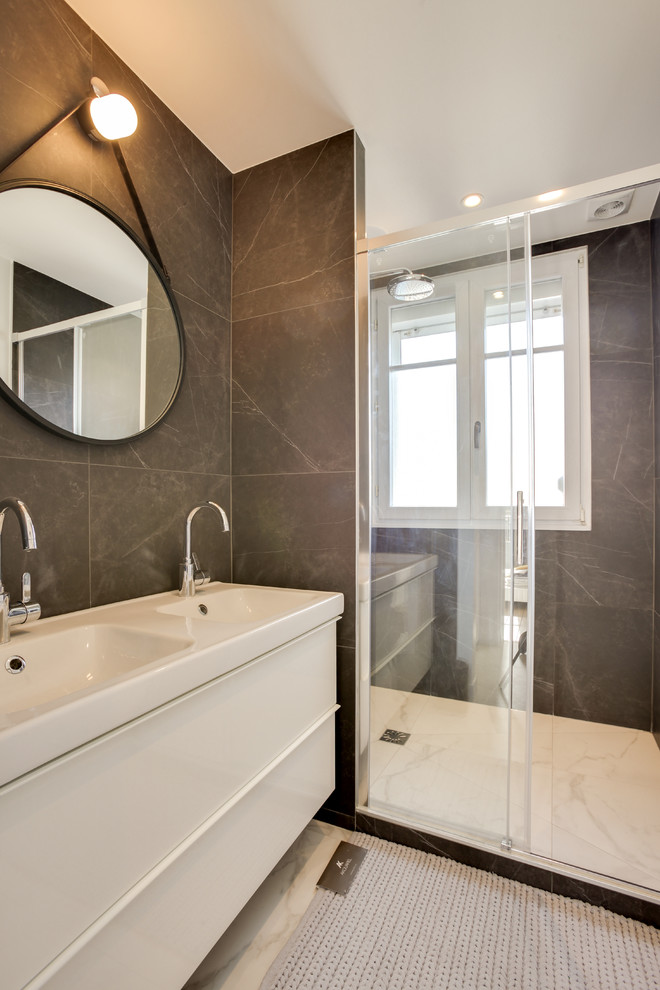 Esempio di una stanza da bagno con doccia scandinava con ante lisce, ante bianche, piastrelle grigie, pavimento bianco, top bianco e lavabo da incasso